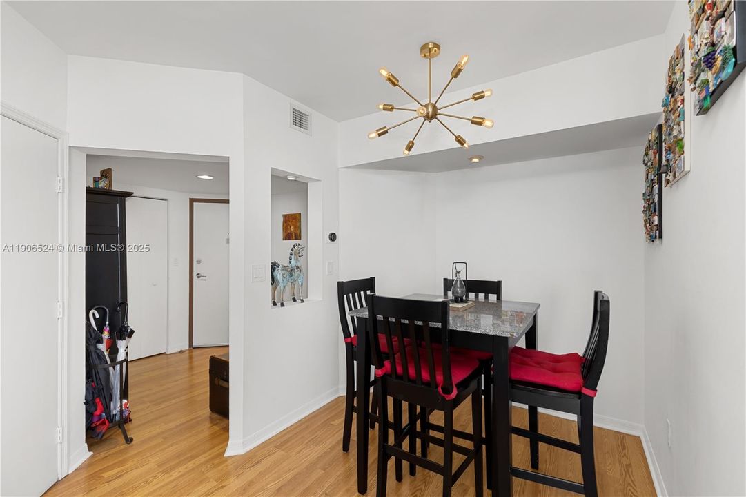 For Sale: $889,000 (2 beds, 2 baths, 1262 Square Feet)