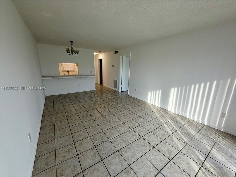 For Rent: $1,300 (1 beds, 1 baths, 735 Square Feet)