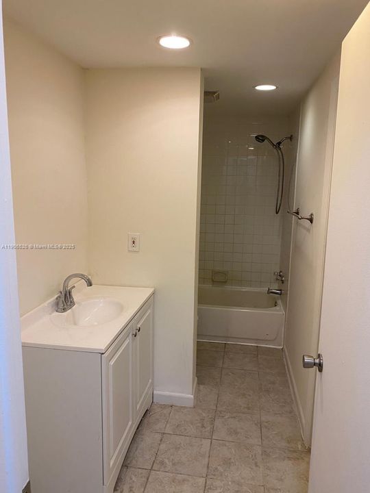 出租: $1,300 (1 贝兹, 1 浴室, 735 平方英尺)