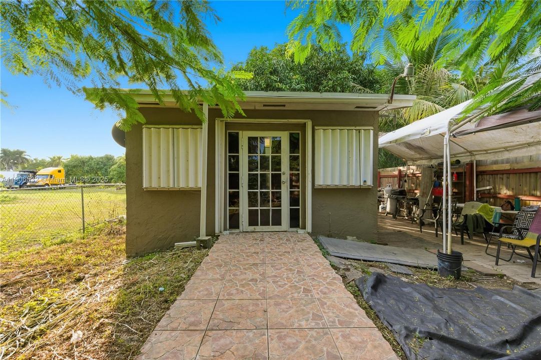 For Sale: $1,195,000 (3 beds, 2 baths, 1960 Square Feet)