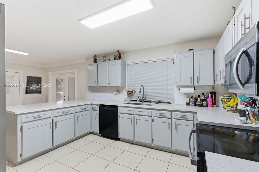 For Sale: $1,195,000 (3 beds, 2 baths, 1960 Square Feet)