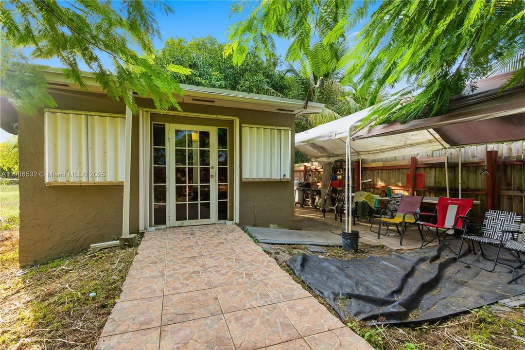 For Sale: $1,195,000 (3 beds, 2 baths, 1960 Square Feet)