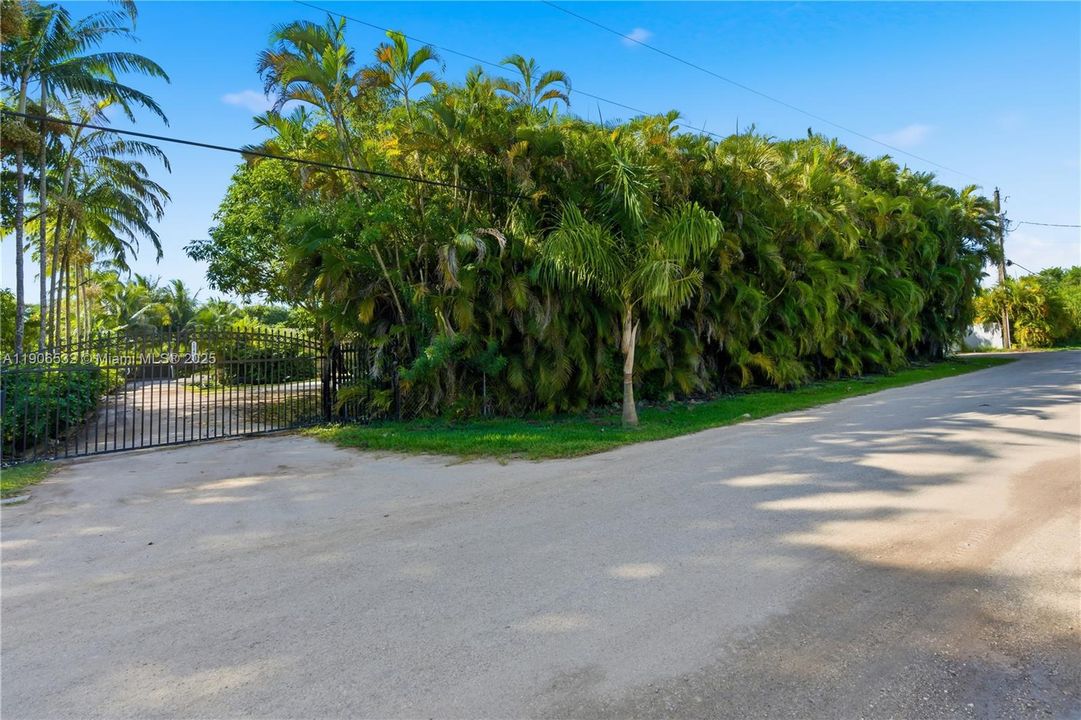 For Sale: $1,195,000 (3 beds, 2 baths, 1960 Square Feet)