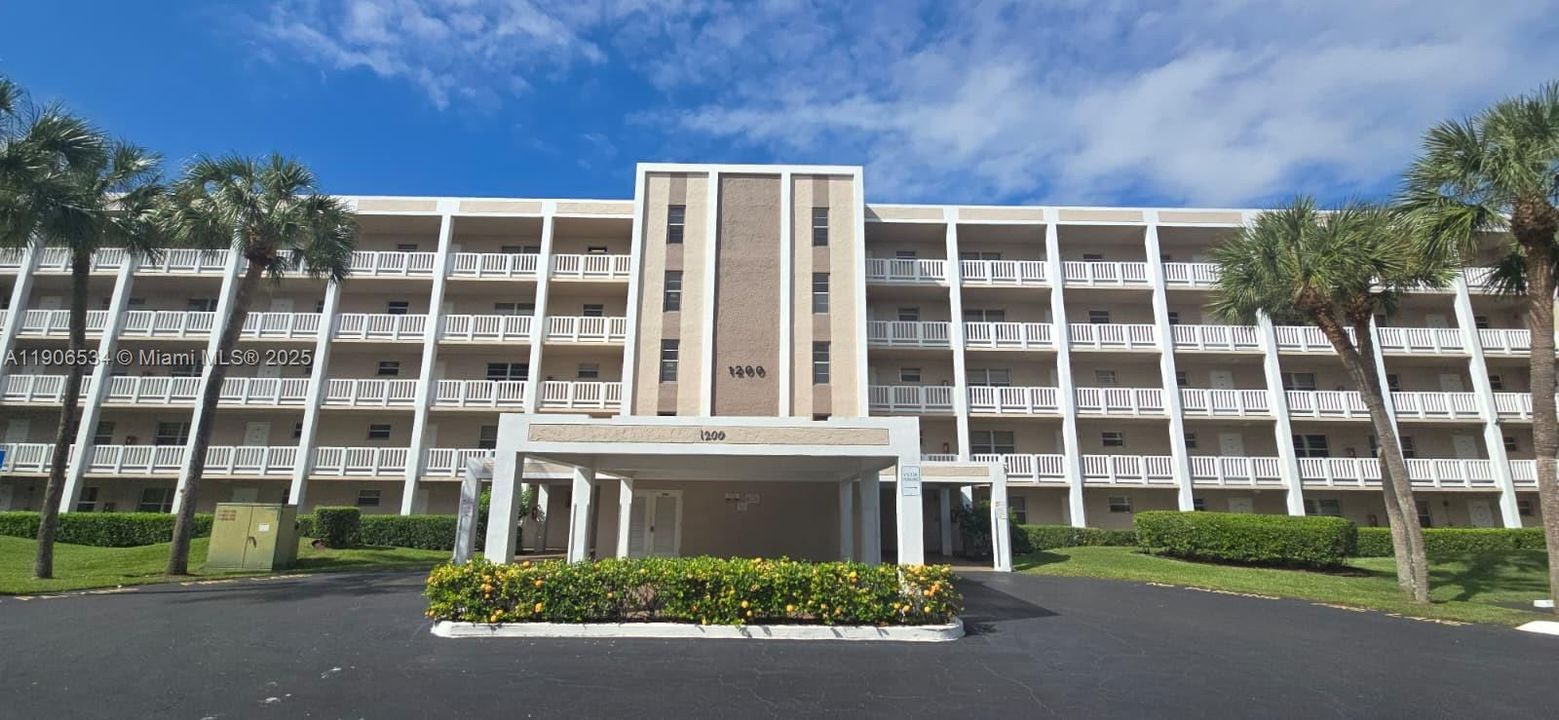 Под контрактом: $1,400 (1 спален, 1 ванн, 835 Квадратных фут)