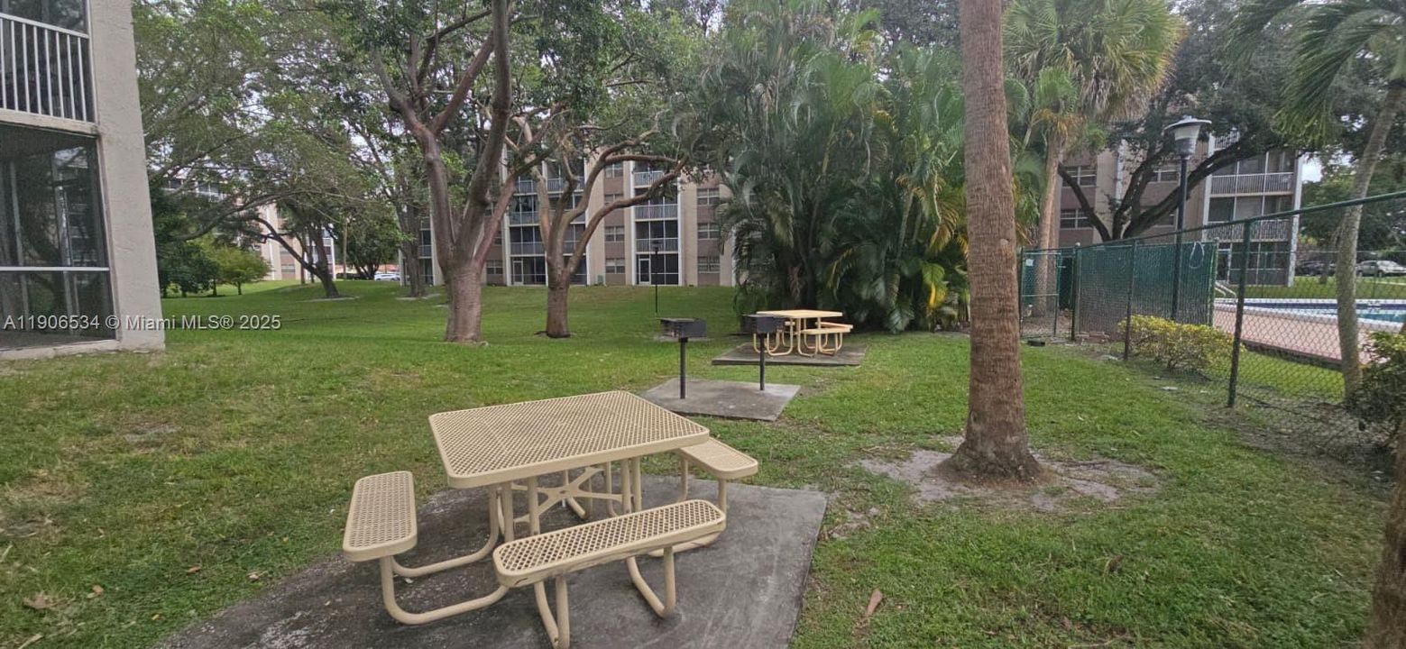 Под контрактом: $1,400 (1 спален, 1 ванн, 835 Квадратных фут)