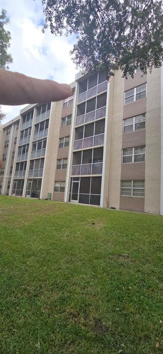 Под контрактом: $1,400 (1 спален, 1 ванн, 835 Квадратных фут)