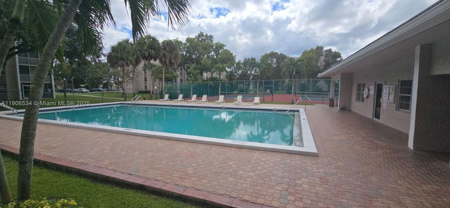 Под контрактом: $1,400 (1 спален, 1 ванн, 835 Квадратных фут)