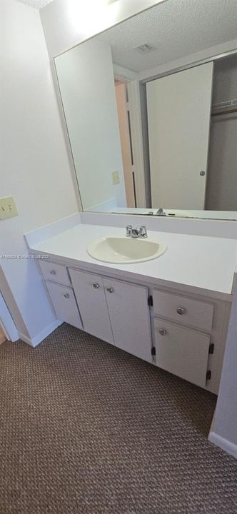 Под контрактом: $1,400 (1 спален, 1 ванн, 835 Квадратных фут)