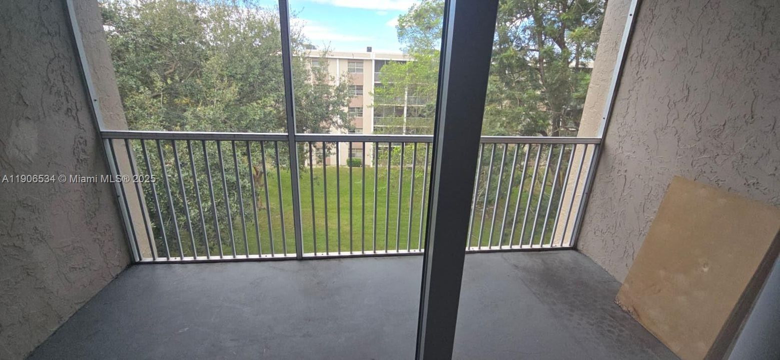 Под контрактом: $1,400 (1 спален, 1 ванн, 835 Квадратных фут)