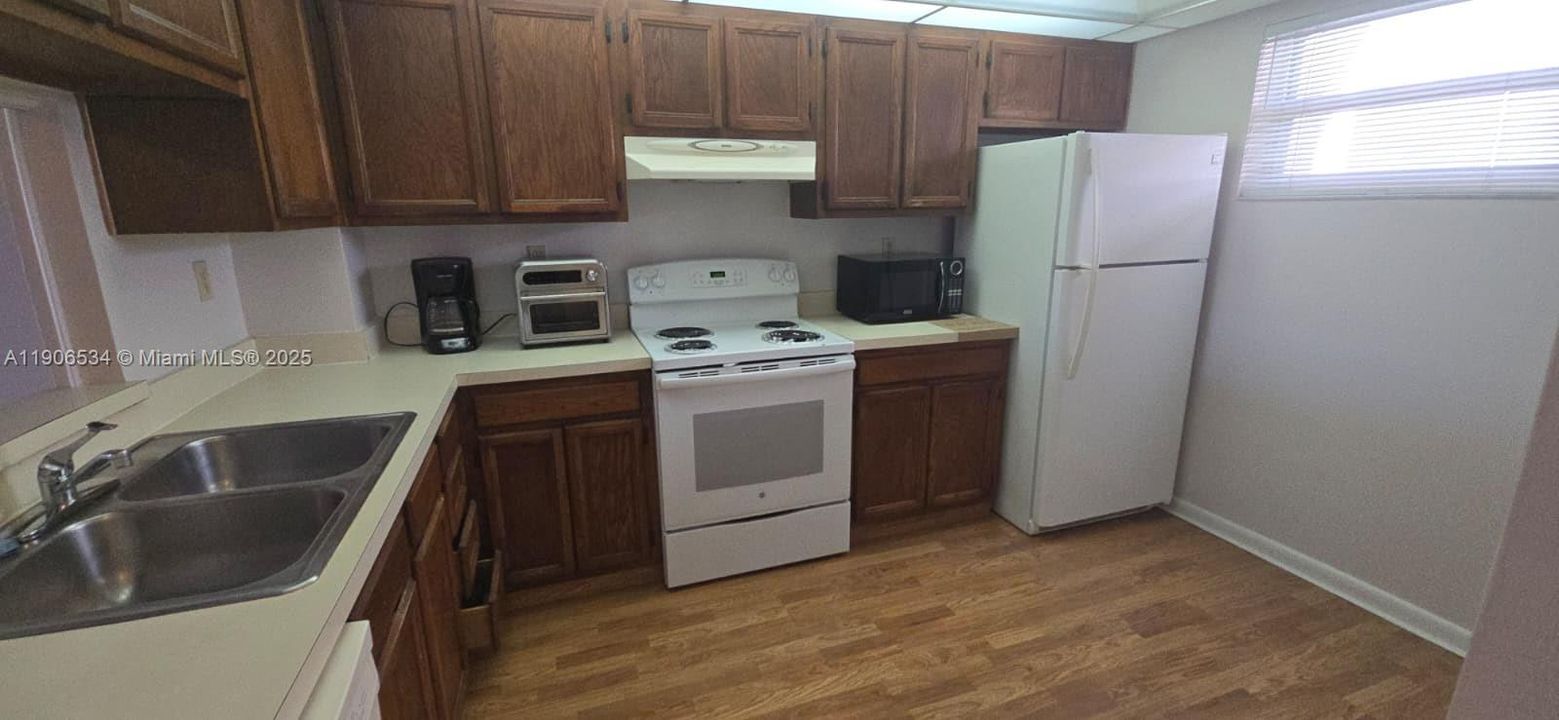 Под контрактом: $1,400 (1 спален, 1 ванн, 835 Квадратных фут)