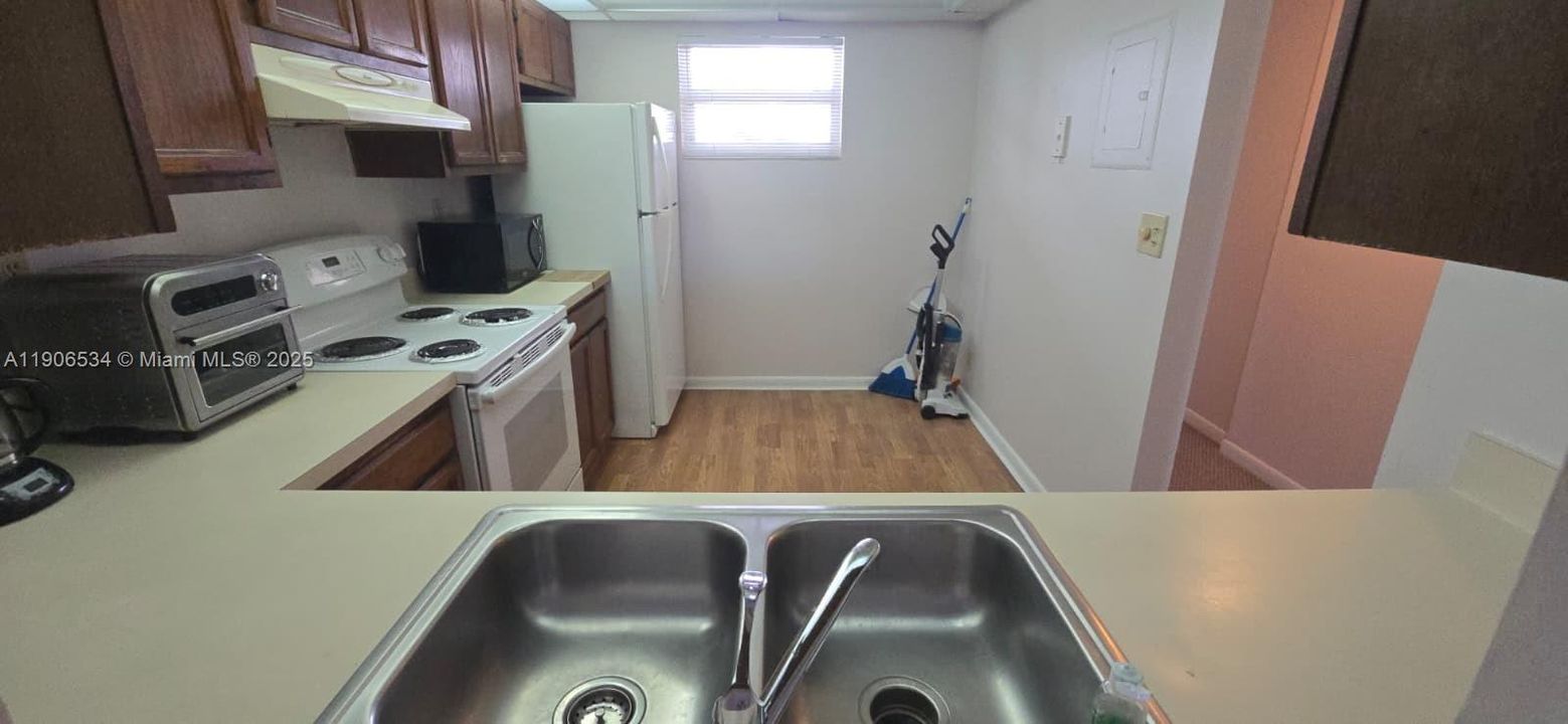 Под контрактом: $1,400 (1 спален, 1 ванн, 835 Квадратных фут)