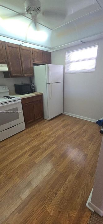 Под контрактом: $1,400 (1 спален, 1 ванн, 835 Квадратных фут)