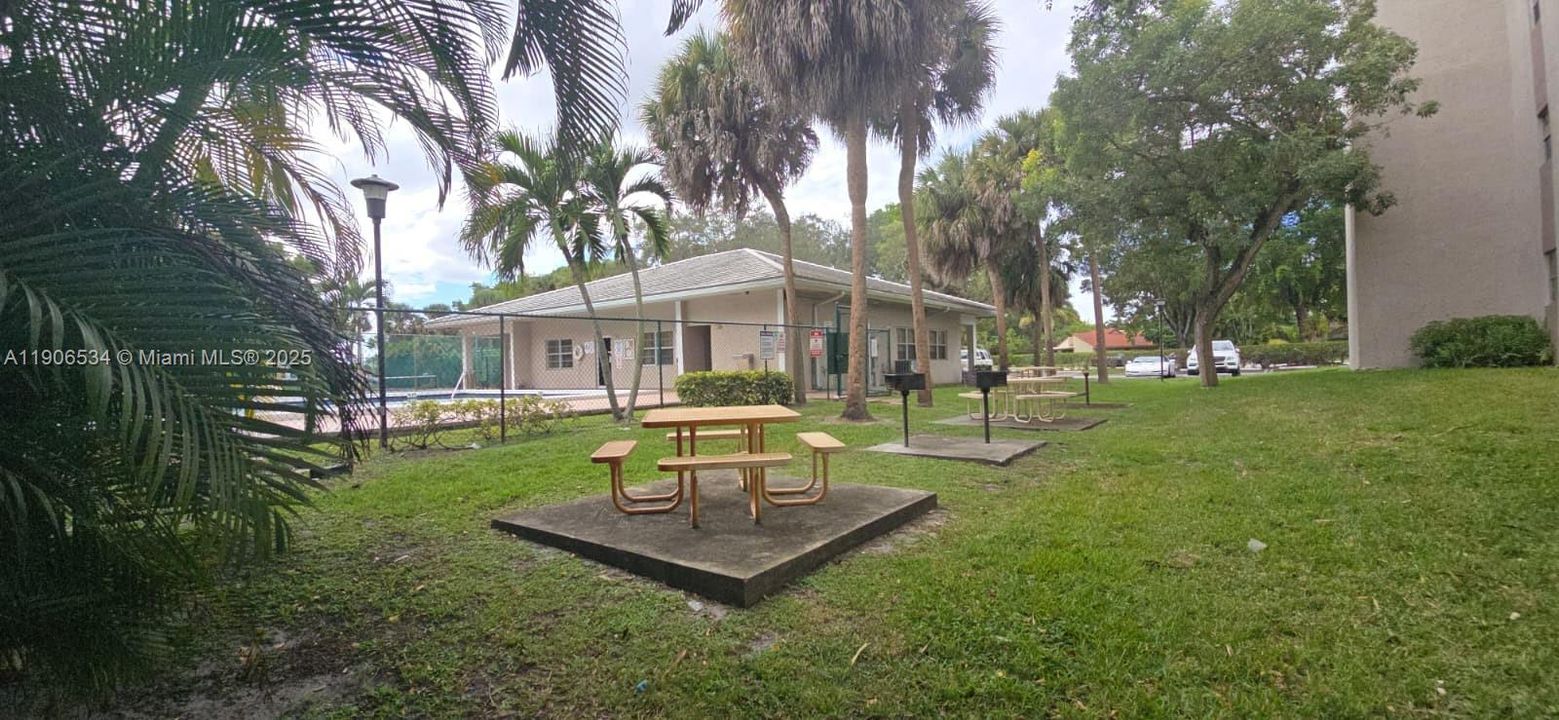 Под контрактом: $1,400 (1 спален, 1 ванн, 835 Квадратных фут)