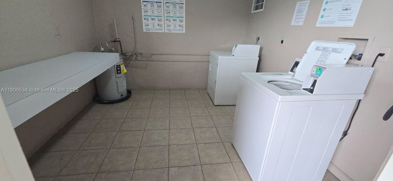 Под контрактом: $1,400 (1 спален, 1 ванн, 835 Квадратных фут)