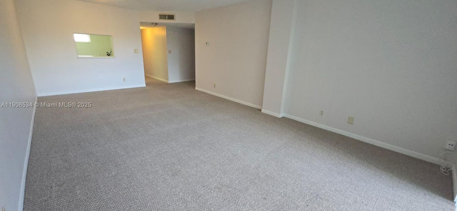 Под контрактом: $1,400 (1 спален, 1 ванн, 835 Квадратных фут)