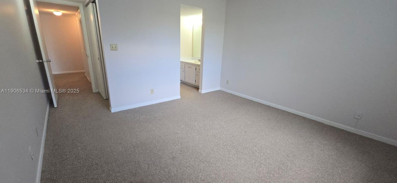 Под контрактом: $1,400 (1 спален, 1 ванн, 835 Квадратных фут)