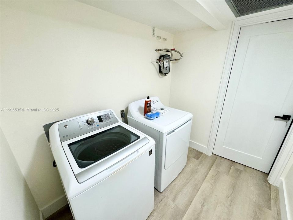 Active With Contract: $3,150 (2 beds, 2 baths, 1275 Square Feet)