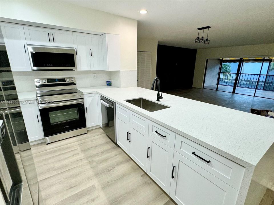 Active With Contract: $3,150 (2 beds, 2 baths, 1275 Square Feet)