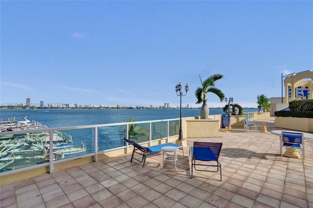 For Sale: $449,000 (2 beds, 2 baths, 1030 Square Feet)