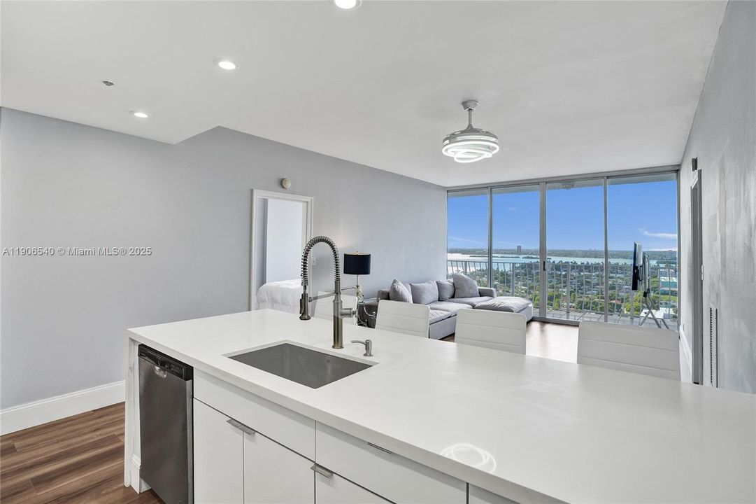 For Sale: $449,000 (2 beds, 2 baths, 1030 Square Feet)