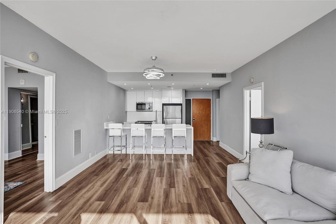 For Sale: $449,000 (2 beds, 2 baths, 1030 Square Feet)