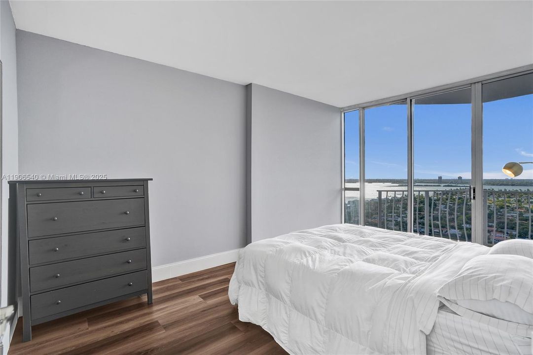 For Sale: $449,000 (2 beds, 2 baths, 1030 Square Feet)