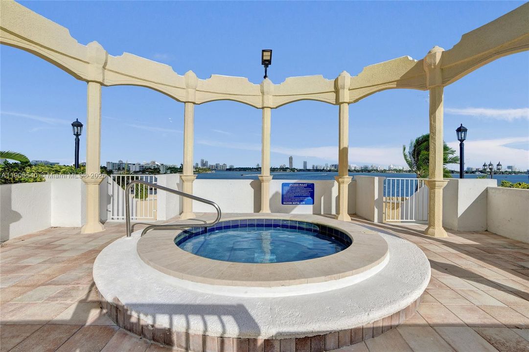 For Sale: $449,000 (2 beds, 2 baths, 1030 Square Feet)