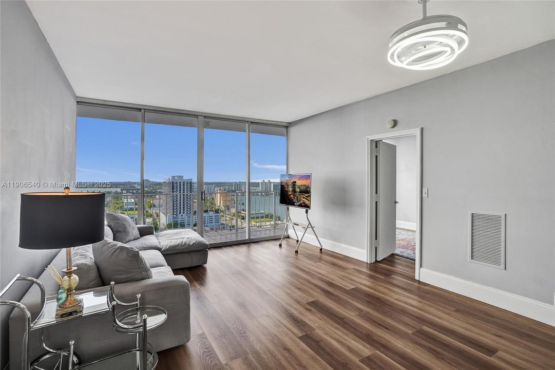 For Sale: $449,000 (2 beds, 2 baths, 1030 Square Feet)