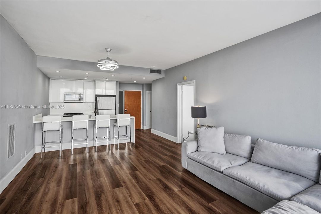 For Sale: $449,000 (2 beds, 2 baths, 1030 Square Feet)