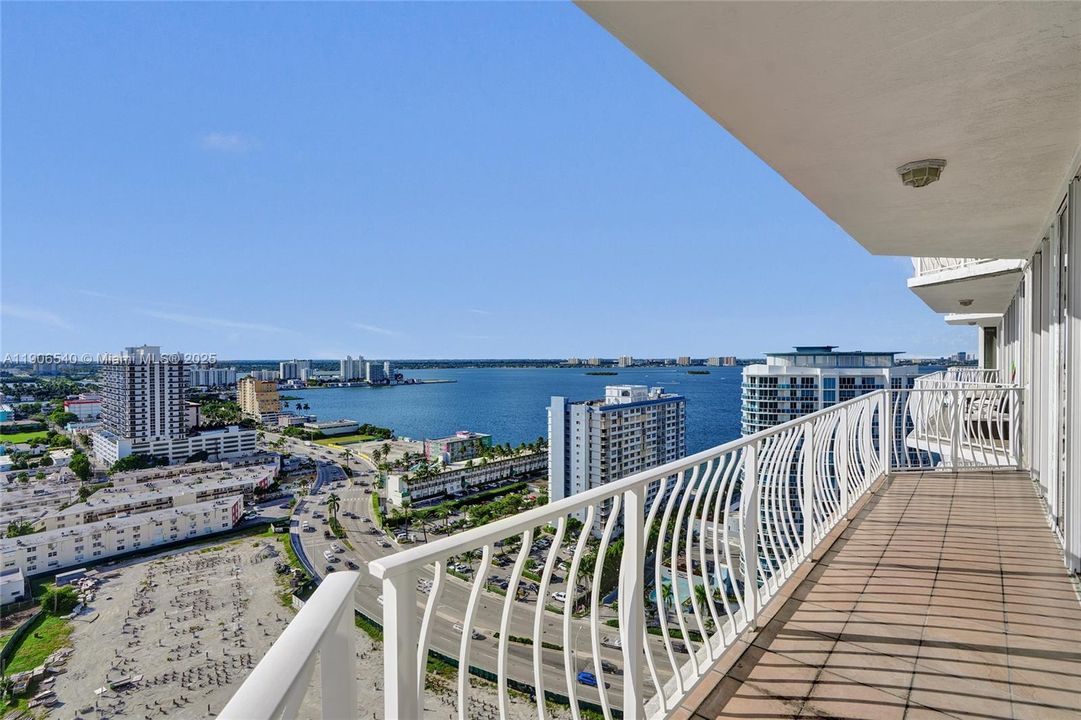 For Sale: $449,000 (2 beds, 2 baths, 1030 Square Feet)