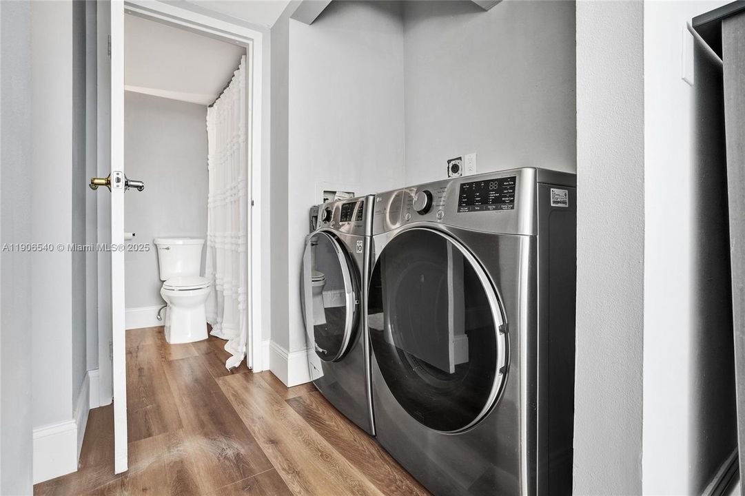 For Sale: $449,000 (2 beds, 2 baths, 1030 Square Feet)