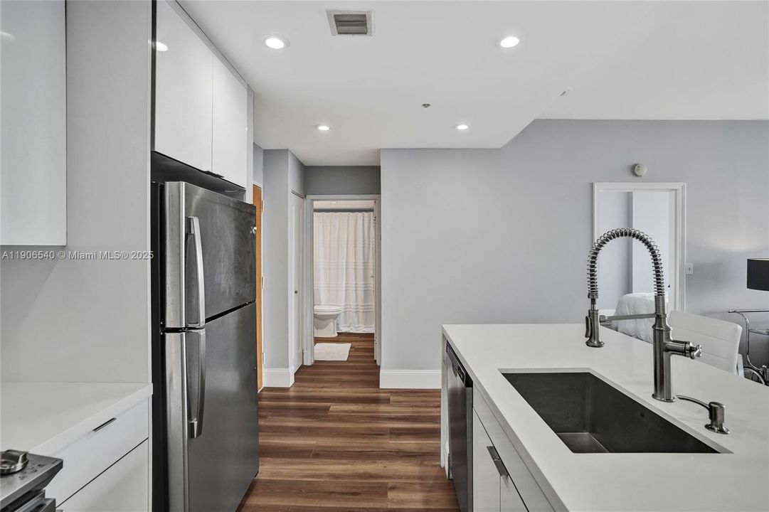For Sale: $449,000 (2 beds, 2 baths, 1030 Square Feet)