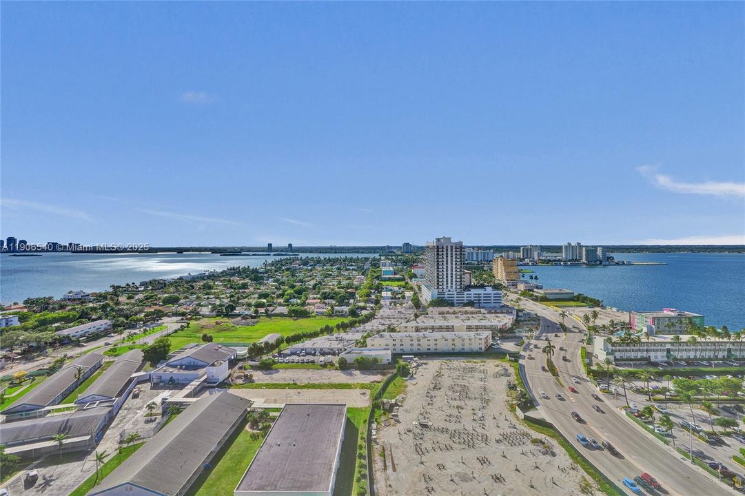 For Sale: $449,000 (2 beds, 2 baths, 1030 Square Feet)