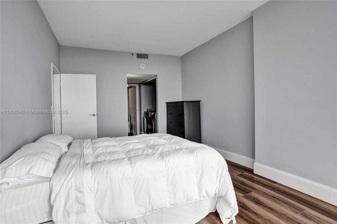 For Sale: $449,000 (2 beds, 2 baths, 1030 Square Feet)