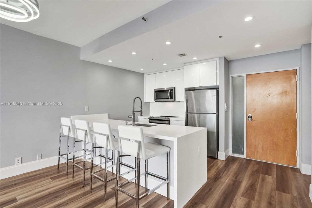 For Sale: $449,000 (2 beds, 2 baths, 1030 Square Feet)