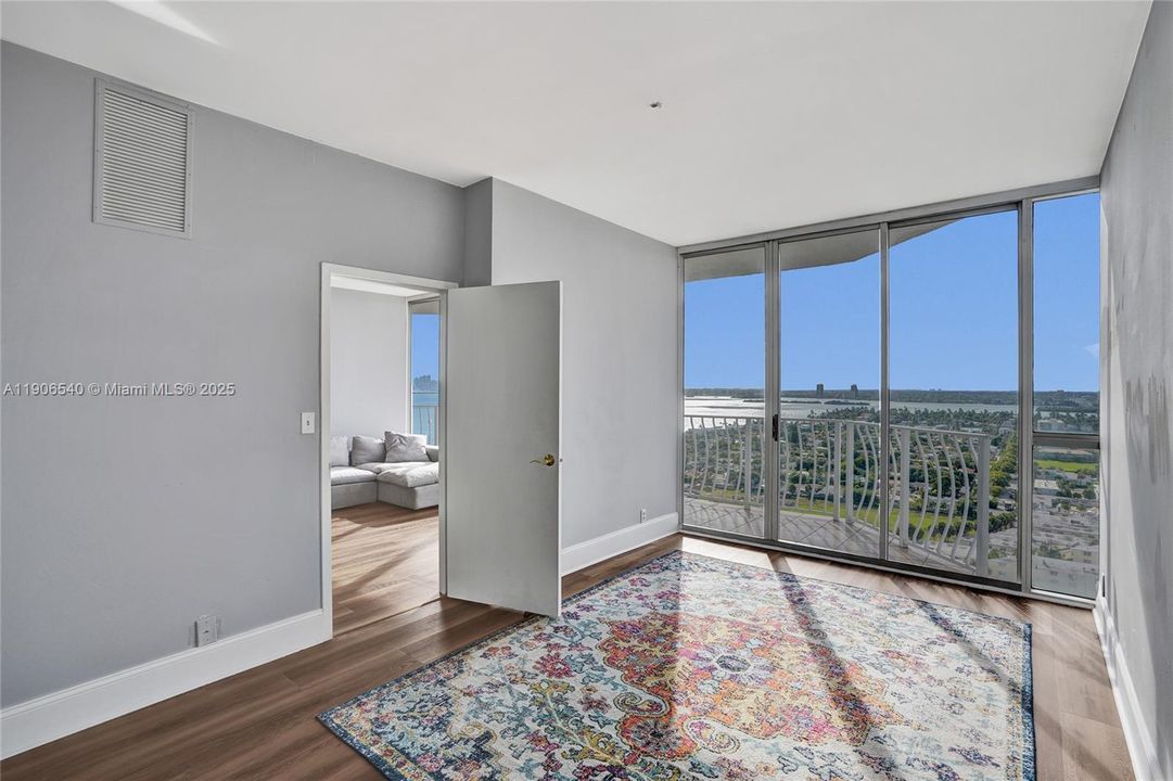 For Sale: $449,000 (2 beds, 2 baths, 1030 Square Feet)