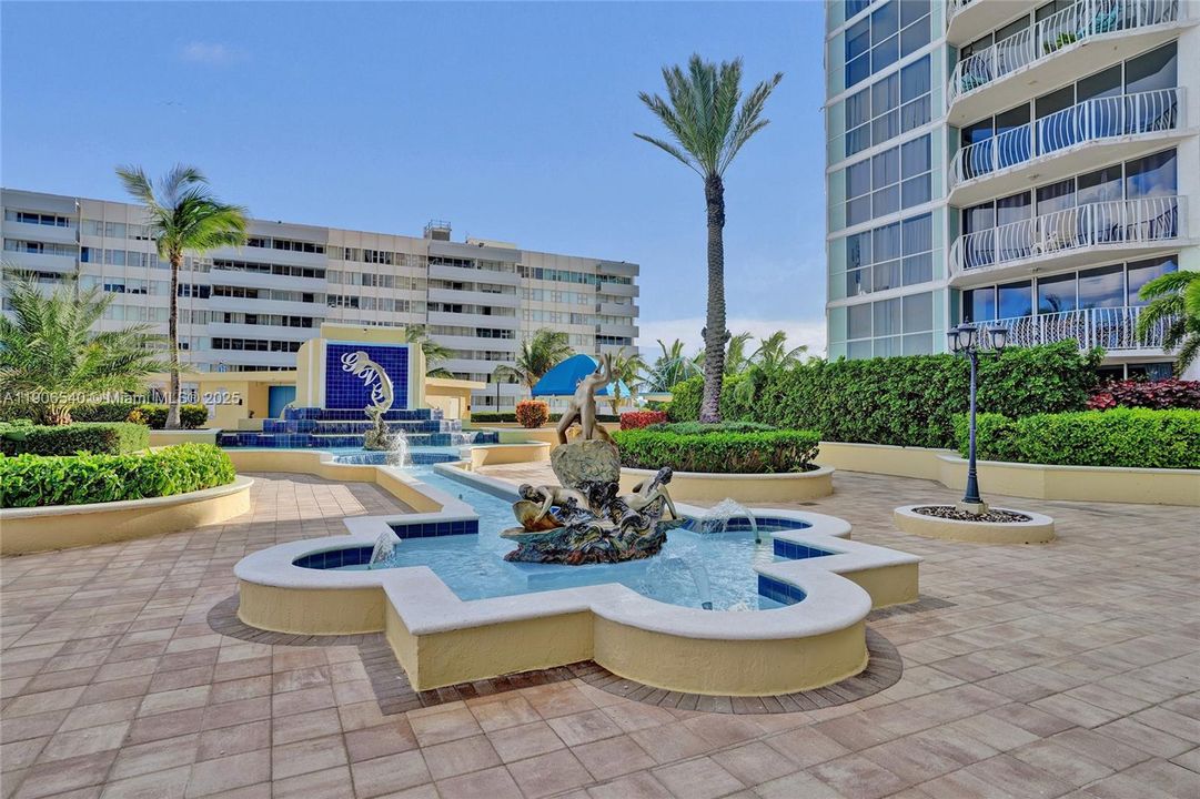 For Sale: $449,000 (2 beds, 2 baths, 1030 Square Feet)