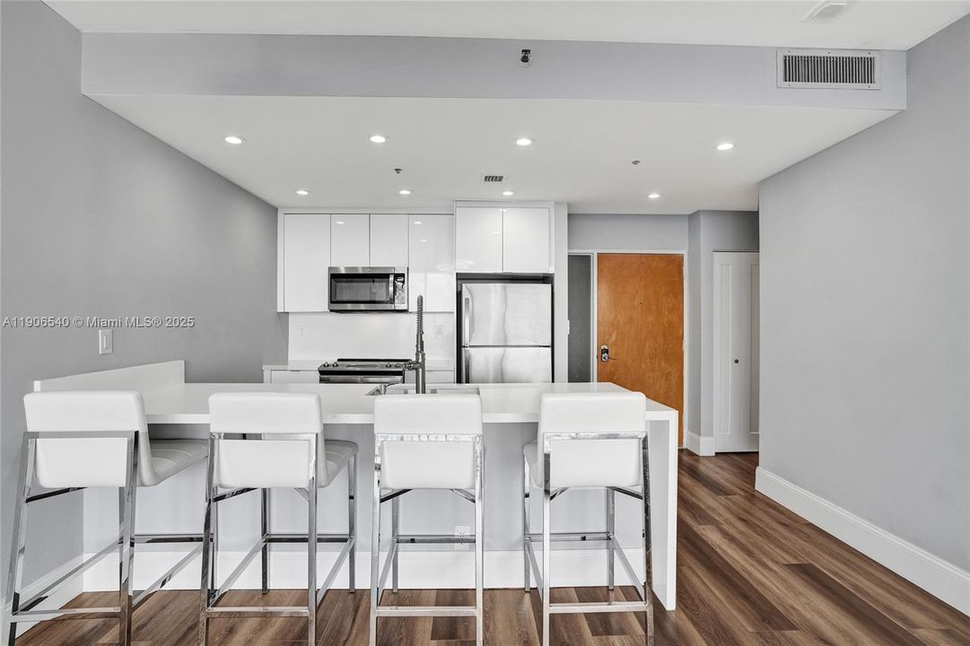 For Sale: $449,000 (2 beds, 2 baths, 1030 Square Feet)