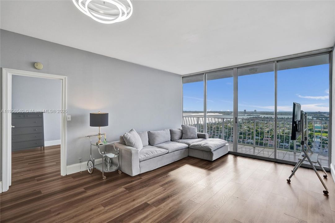 For Sale: $449,000 (2 beds, 2 baths, 1030 Square Feet)