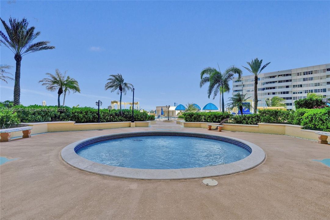 For Sale: $449,000 (2 beds, 2 baths, 1030 Square Feet)