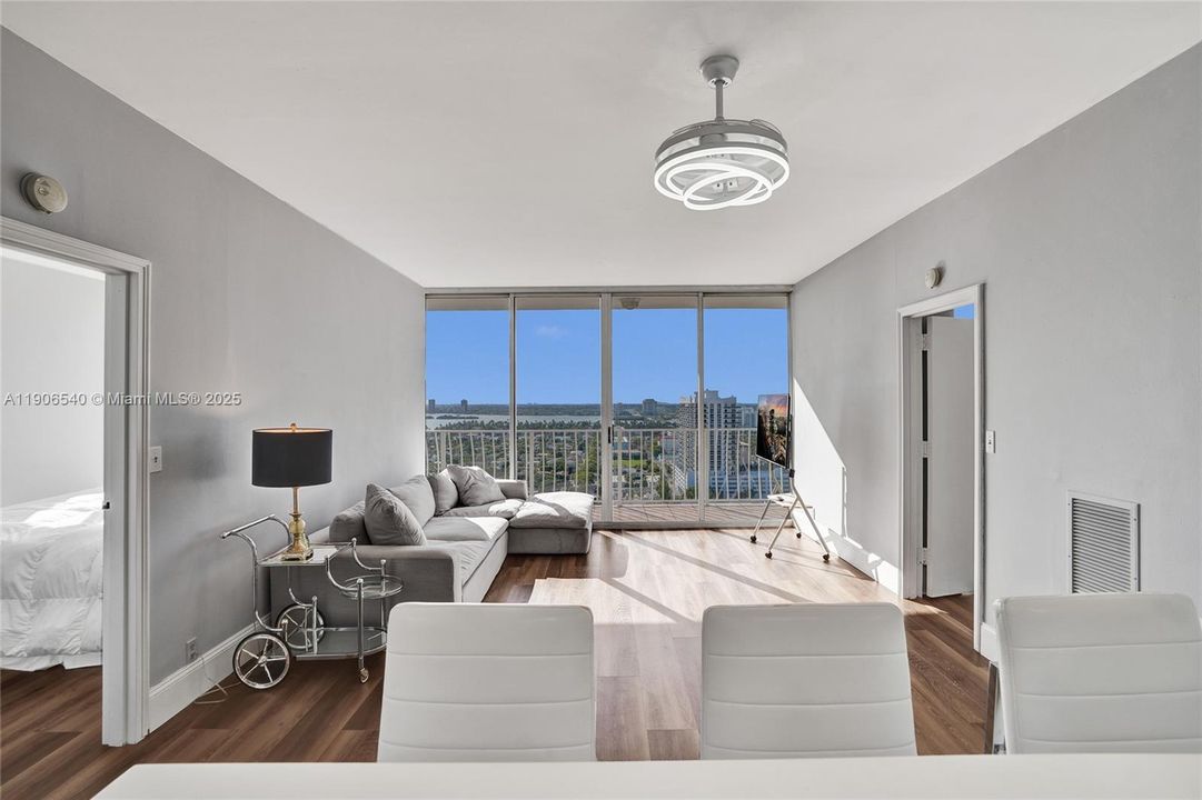 For Sale: $449,000 (2 beds, 2 baths, 1030 Square Feet)