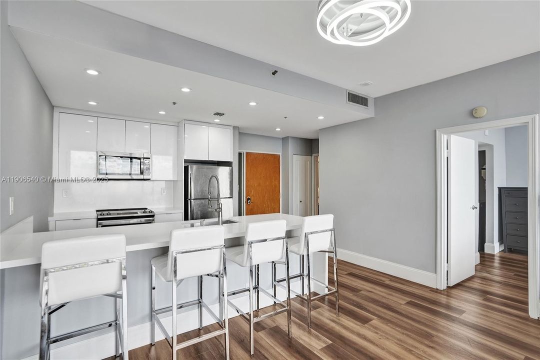 For Sale: $449,000 (2 beds, 2 baths, 1030 Square Feet)