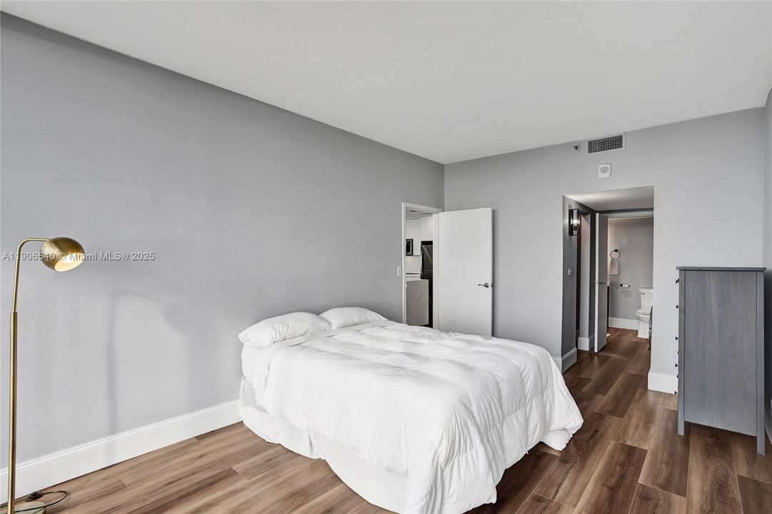 For Sale: $449,000 (2 beds, 2 baths, 1030 Square Feet)