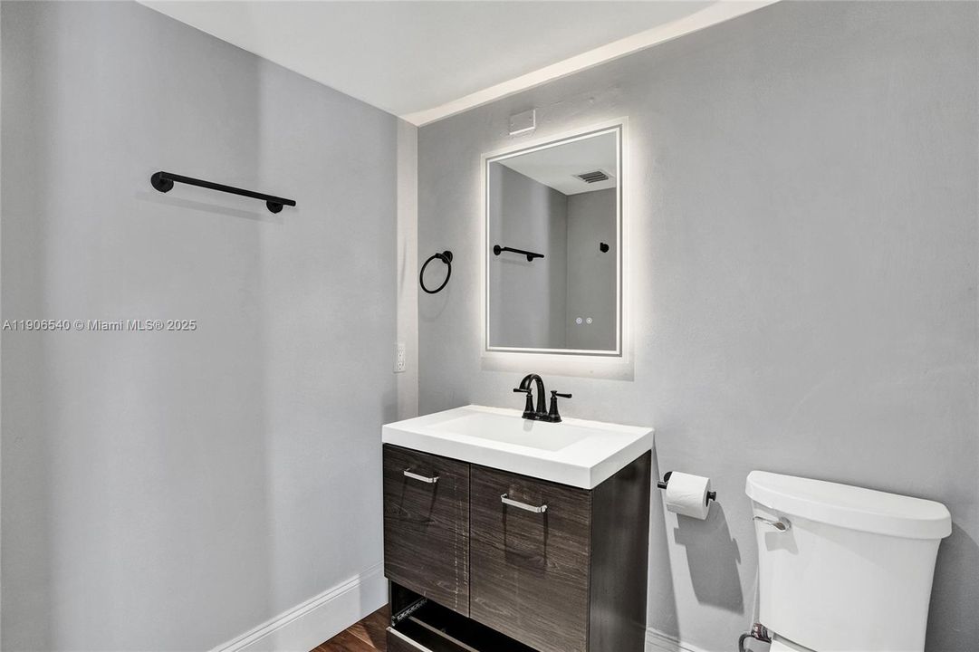 For Sale: $449,000 (2 beds, 2 baths, 1030 Square Feet)