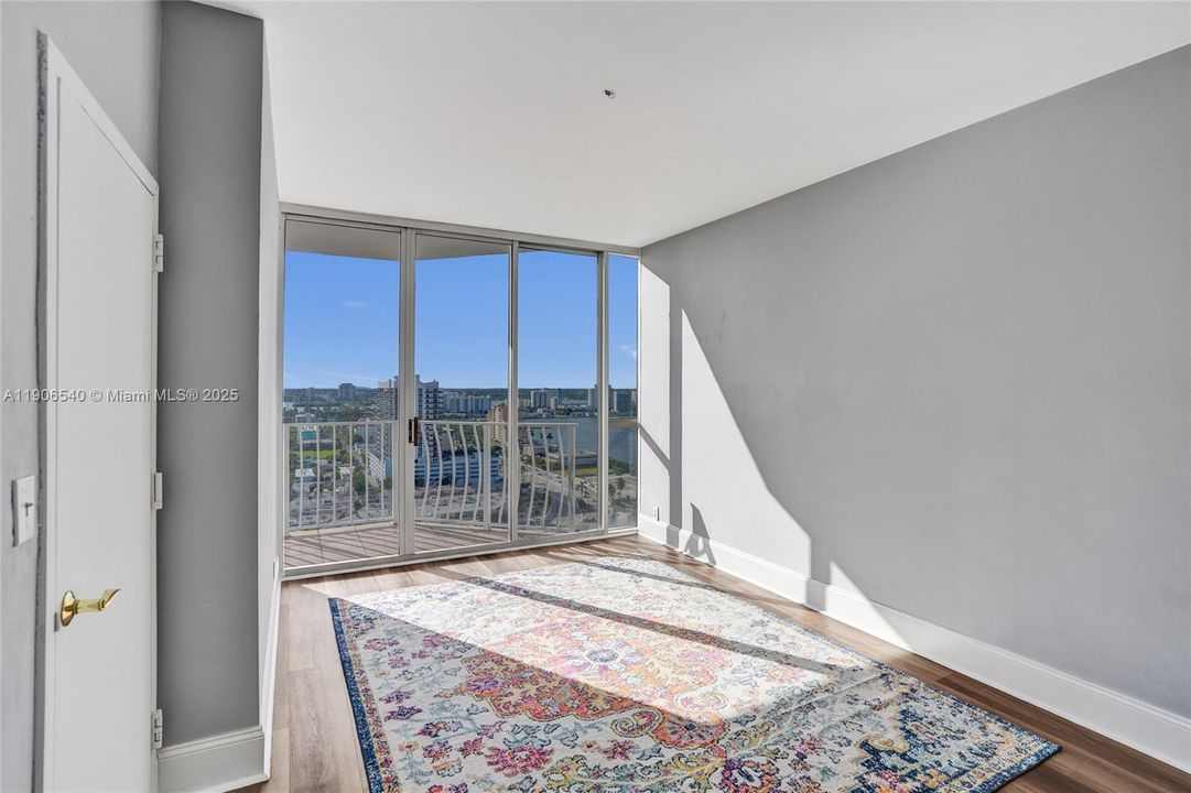 For Sale: $449,000 (2 beds, 2 baths, 1030 Square Feet)