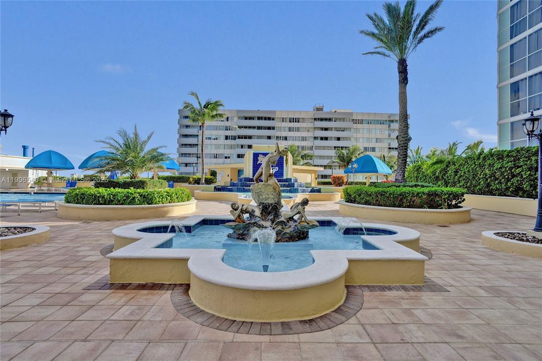 For Sale: $449,000 (2 beds, 2 baths, 1030 Square Feet)