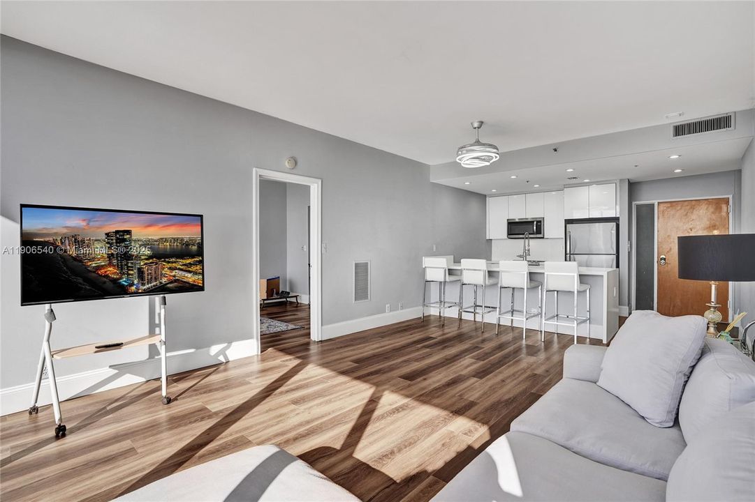 For Sale: $449,000 (2 beds, 2 baths, 1030 Square Feet)