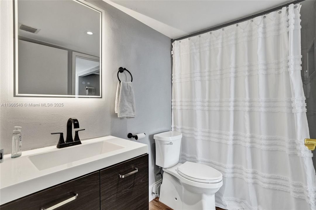 For Sale: $449,000 (2 beds, 2 baths, 1030 Square Feet)