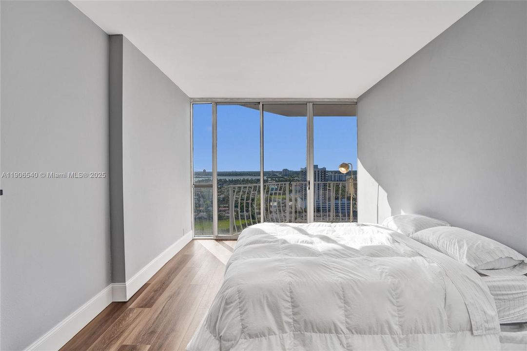 For Sale: $449,000 (2 beds, 2 baths, 1030 Square Feet)