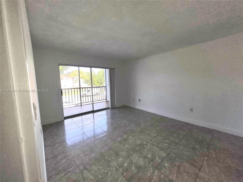 Под контрактом: $1,600 (1 спален, 1 ванн, 820 Квадратных фут)